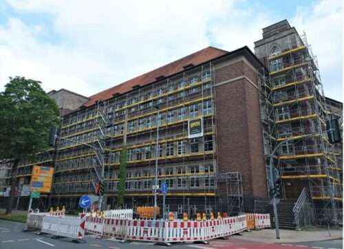 Münster investiert 136 Millionen Euro in neue Schulbauten und Sanierungen. Alle Ferienprojekte sollen bis Schulbeginn fertig sein – nachhaltige Standards inklusive.