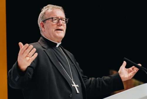 Kritik an Preisverleihung an Bischof Robert Barron nimmt zu: Auch die Katholisch-Theologische Fakultät äußert sich nun deutlich.
