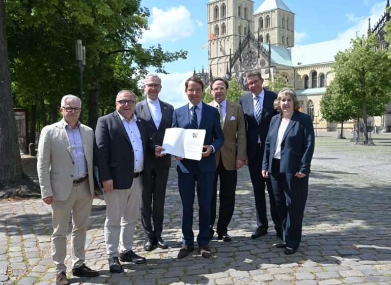 Die neu gegründete „Stiftung Domschatz des Domkapitels ‚Paulus‘“ fördert und erhält den einzigartigen Domschatz des St.-Paulus-Doms in Münster. Ein starker Schritt für die Kultur der Stadt und ihre Zukunft.