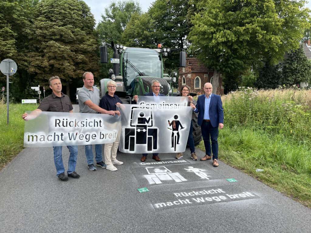 Die Aktion „Rücksicht macht Wege breit“ in Westfalen-Lippe sensibilisiert für sichere Begegnungen auf Wirtschaftswegen während der Erntezeit.