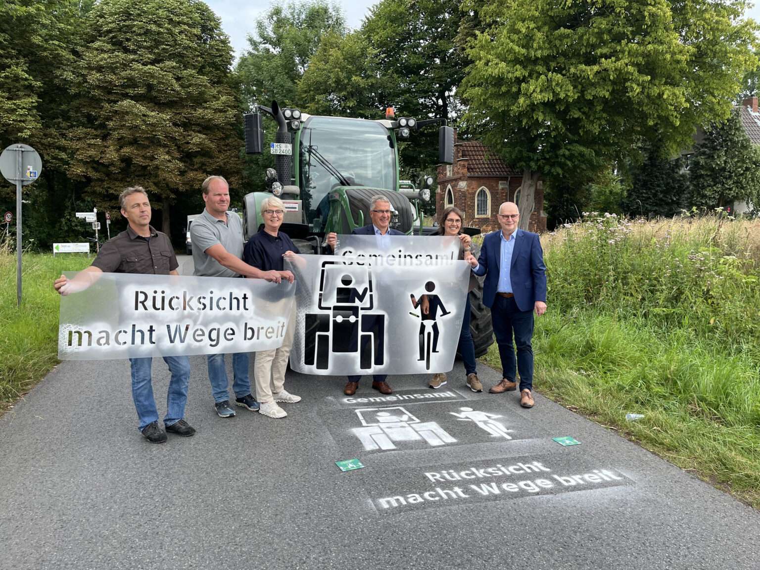 Die Aktion „Rücksicht macht Wege breit“ in Westfalen-Lippe sensibilisiert für sichere Begegnungen auf Wirtschaftswegen während der Erntezeit.