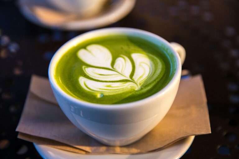 Entdecke die besten Cafés für Matcha Münster: von Strawberry Matcha Latte bis Matcha-Zimtschnecke – fünf Hotspots im Überblick.