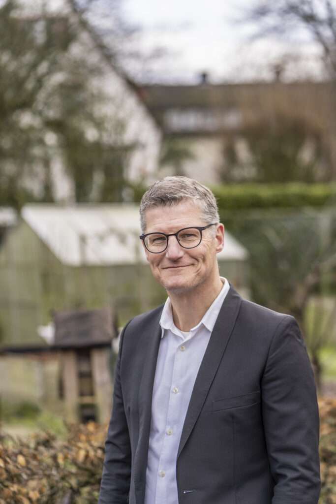 Tilman Fuchs gehört ebenfalls zu den Oberbürgermeister Kandidaten in Münster. . Der gebürtige Münsteraner ist 55 Jahre alt, Vater von drei Kindern und lebt mit seiner Familie in der Stadt.