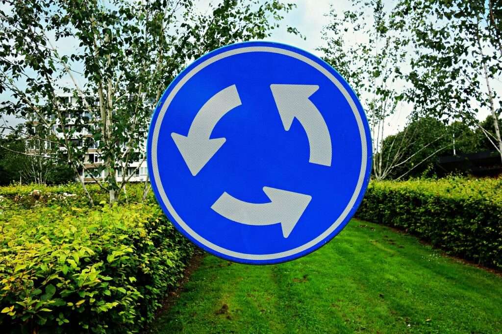 Trunkenheitsfahrt in Beckum-Roland: Ein 57-Jähriger fährt sich im Kreisverkehr fest und flüchtet zu Fuß. Polizei ermittelt.
