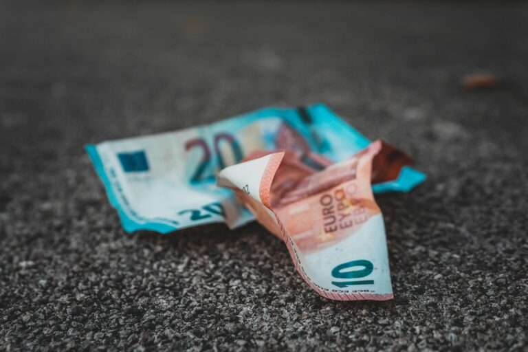 Münster spürt erste Entlastungen – aber nicht alle profitieren Die Inflation in Deutschland sinkt auf 2,0 % – auch Münster profitiert. Welche Preisentwicklungen vor Ort besonders ins Gewicht fallen Auf der anderen Seite steigen die Kosten in anderen Bereichen: Der Gaspreis in der Grundversorgung erhöht sich ab Februar stark, der Stromtarif „Mein Münster“ legt bereits im Januar zu. Dazu kommt, dass viele Dienstleistungen – etwa in der Gastronomie, im Handwerk oder im Pflegebereich – weiter teurer werden. Die Löhne steigen, was zwar sozialpolitisch gewünscht ist, gleichzeitig aber die Inflation in diesem Segment hoch hält. Die regionale Kerninflation liegt mit 2,7 bis 2,8 Prozent über dem Bundesdurchschnitt – ein klares Signal, dass strukturelle Preistreiber weiterhin aktiv sind. Unterm Strich profitiert Münster also nur punktuell von der gesamtwirtschaftlichen Entspannung. Sinkende Fernwärmepreise und günstigeres Gemüse auf den Wochenmärkten entlasten gezielt. Doch für viele bleibt die gefühlte Teuerung bestehen – besonders dann, wenn keine Möglichkeit zum Anbieterwechsel besteht oder laufende Verträge teuer sind. Erst wenn auch der Preisdruck bei Dienstleistungen nachlässt, ist eine breite Entlastung in Sicht.