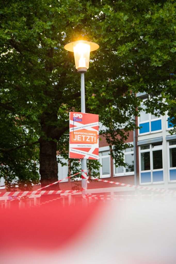 Mit einer symbolischen Aktion fordert die SPD Münster ein Berufsschulzentrum und bessere Bedingungen für Auszubildende.