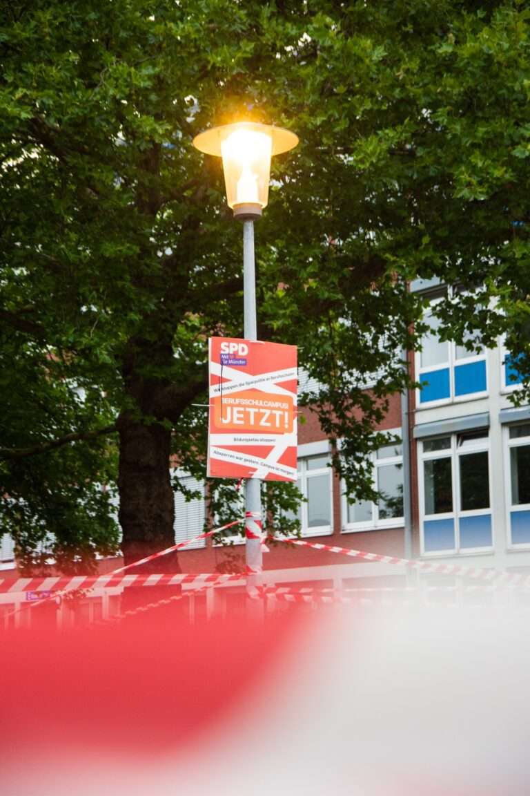 Mit einer symbolischen Aktion fordert die SPD Münster ein Berufsschulzentrum und bessere Bedingungen für Auszubildende.