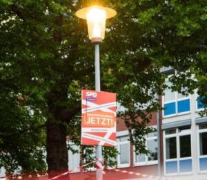 Mit einer symbolischen Aktion fordert die SPD Münster ein Berufsschulzentrum und bessere Bedingungen für Auszubildende.