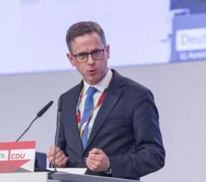 DU-Generalsekretär Linnemann will den Beamtenstatus reformieren. Was das für Münster als klassische Beamtenstadt bedeutet – eine fundierte Analyse.