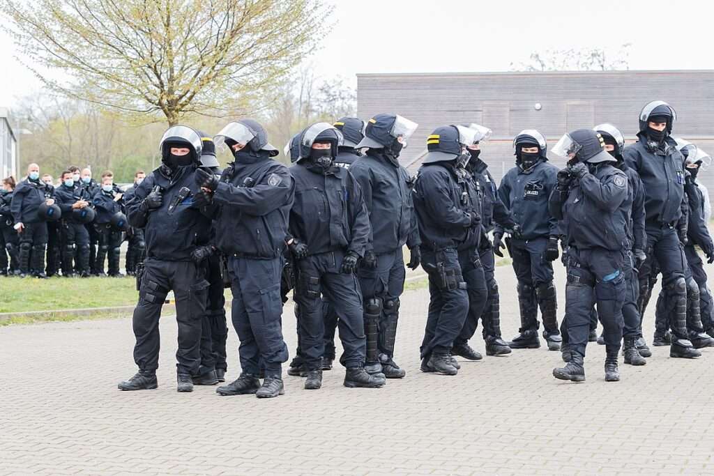 Am Bahnhof Oelde kam es am Samstagabend zu heftigen Krawallen zwischen bis zu 500 Fans von Hannover 96 und RW Essen. Der Bahnhof wurde gesperrt, Ermittlungen laufen.