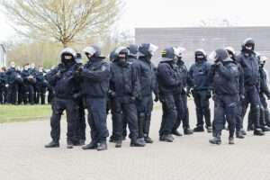 Am Bahnhof Oelde kam es am Samstagabend zu heftigen Krawallen zwischen bis zu 500 Fans von Hannover 96 und RW Essen. Der Bahnhof wurde gesperrt, Ermittlungen laufen.