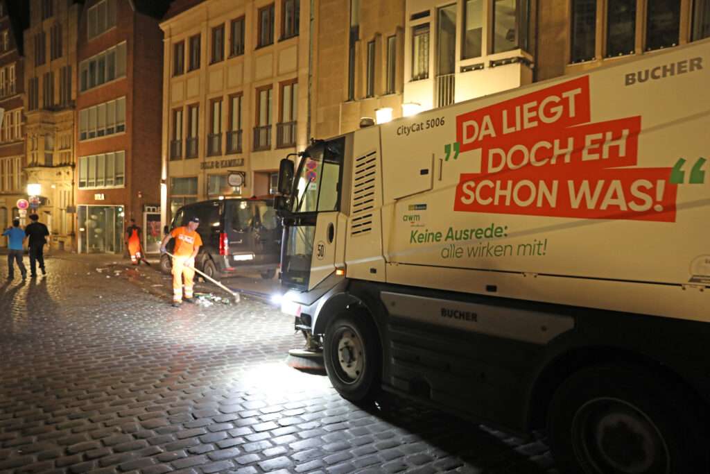 Beim Stadtfest „Münster Mittendrin 2025“ fiel weniger Müll an als im Vorjahr. Die awm ziehen Bilanz: 14,8 Tonnen Abfall, ein saubererer Domplatz und erfolgreiche Mitmachaktionen.