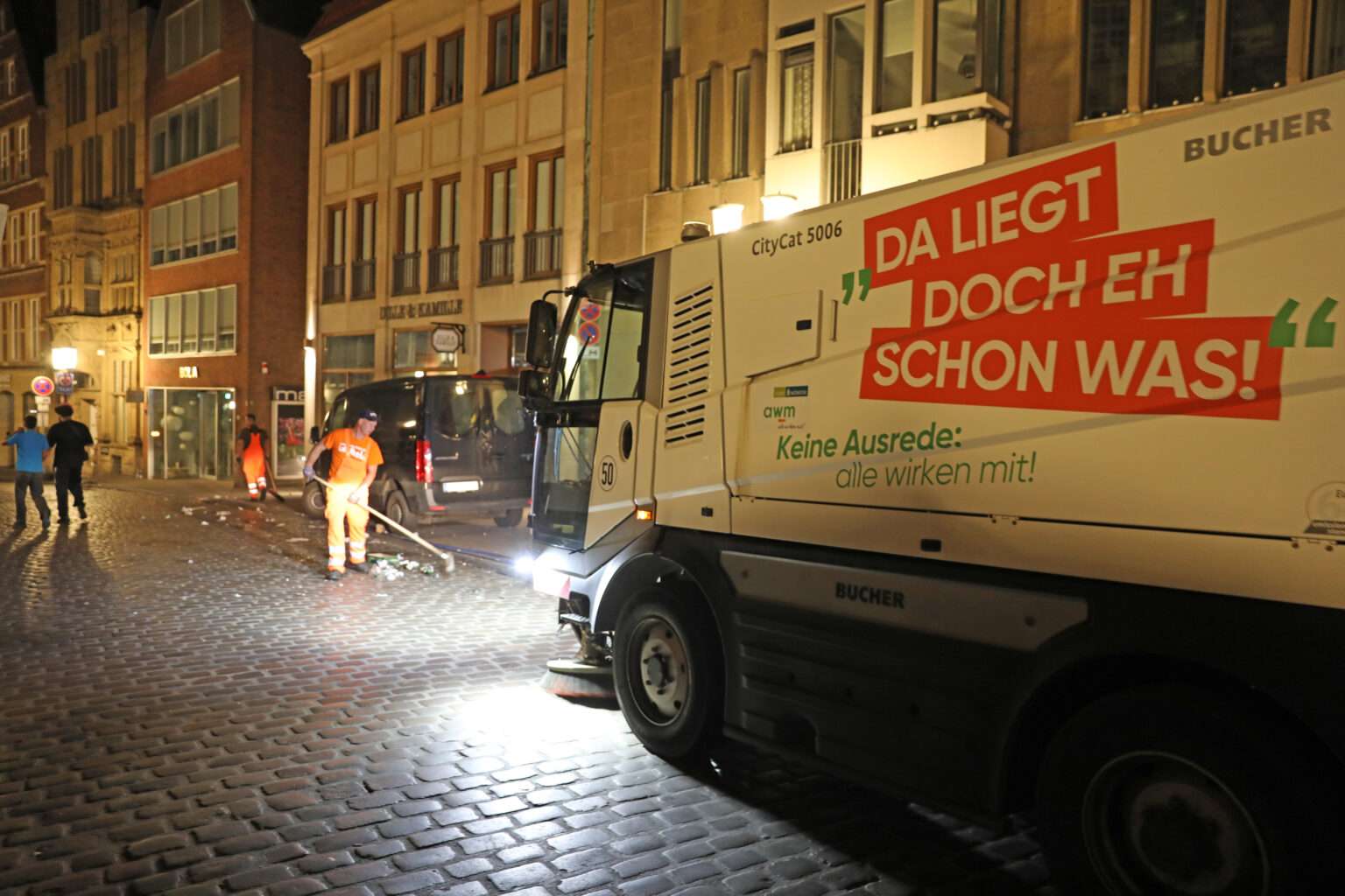 Beim Stadtfest „Münster Mittendrin 2025“ fiel weniger Müll an als im Vorjahr. Die awm ziehen Bilanz: 14,8 Tonnen Abfall, ein saubererer Domplatz und erfolgreiche Mitmachaktionen.