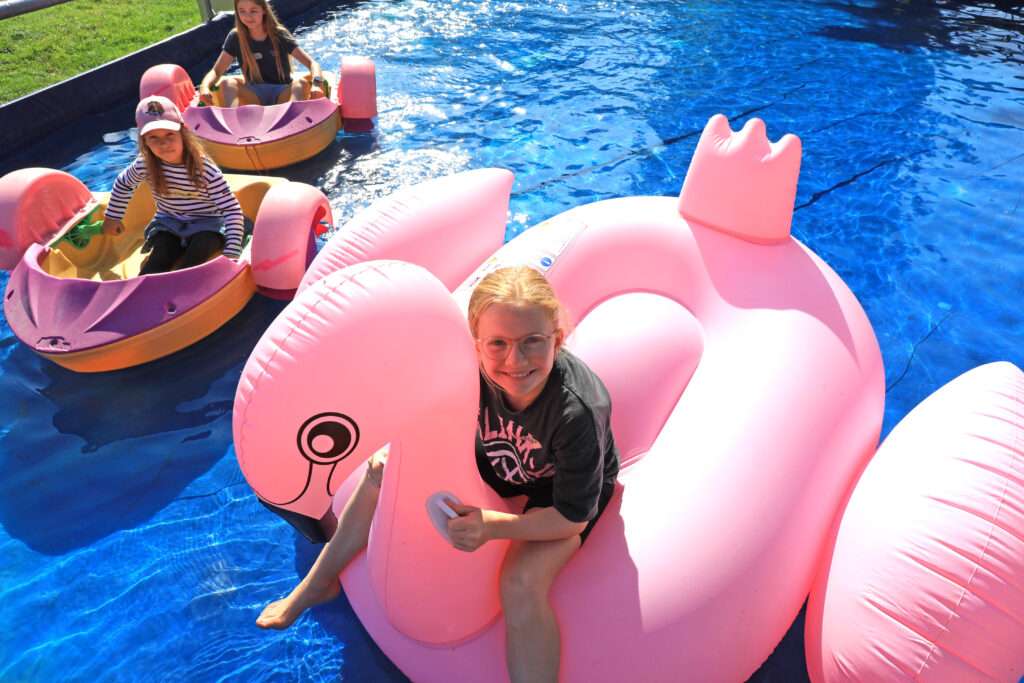Ob im aufblasbaren Wassertier oder in kleinen Booten - bei sonnigem Wetter standen Wasser-Aktivitäten bei vielen Kindern hoch im Kurs. ©Stadt Münster