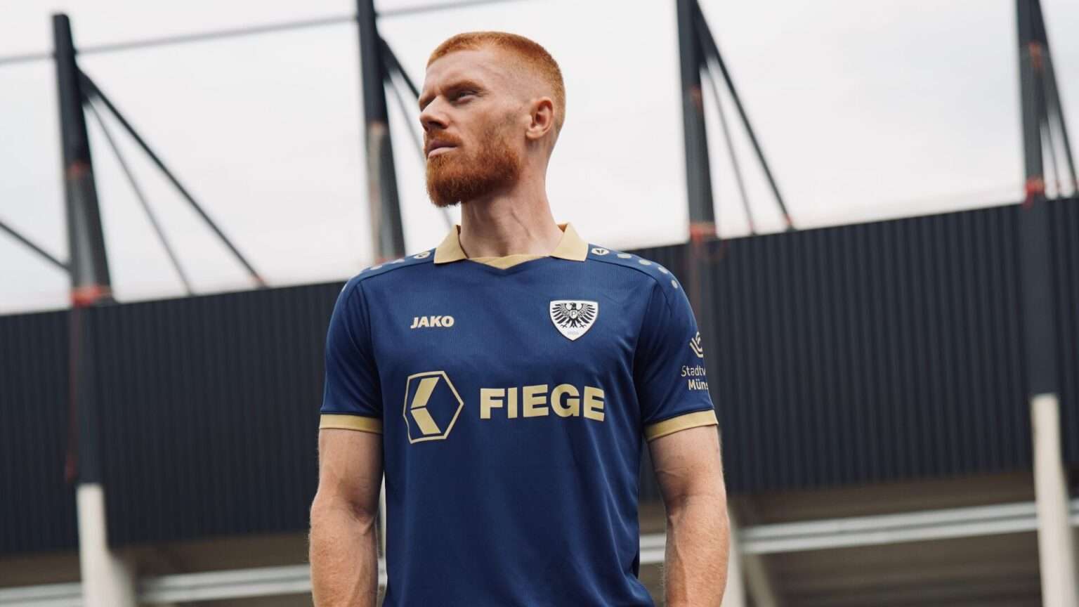 Das blaue Ausweichtrikot von Preußen Münster 2025/26 wurde offiziell vorgestellt. Ab nächster Woche ist es für 70 Euro erhältlich.
