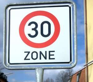 Tempo 30 in Albachten: Die SPD beantragt eine durchgehende Tempo-30-Zone für den gesamten Stadtteil – inklusive Steinbrede. Gründe, Bereiche und nächste Schritte im Überblick.