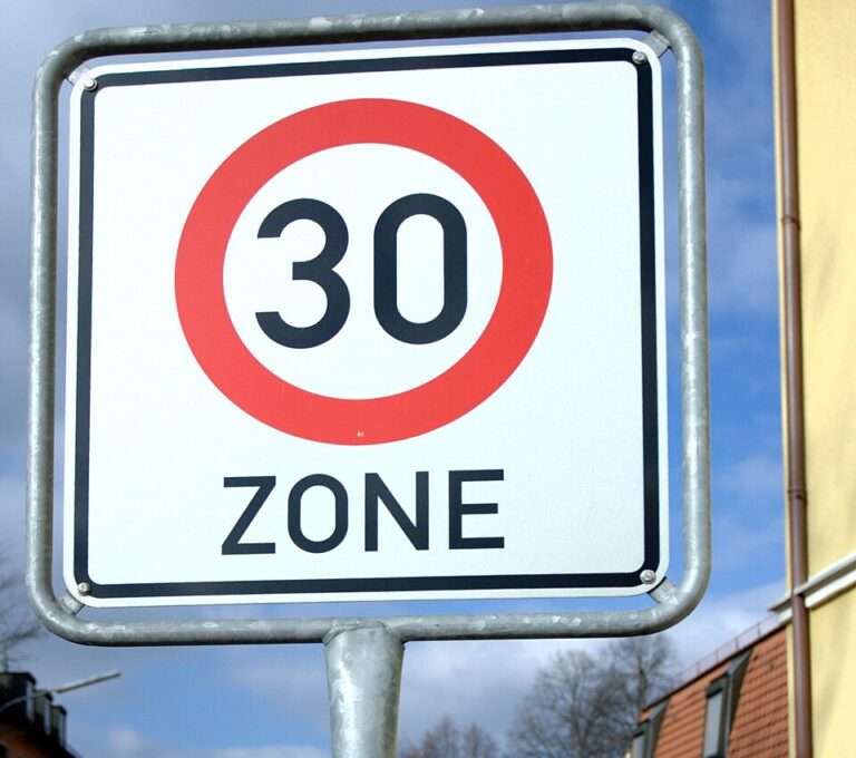 Tempo 30 in Albachten: Die SPD beantragt eine durchgehende Tempo-30-Zone für den gesamten Stadtteil – inklusive Steinbrede. Gründe, Bereiche und nächste Schritte im Überblick.