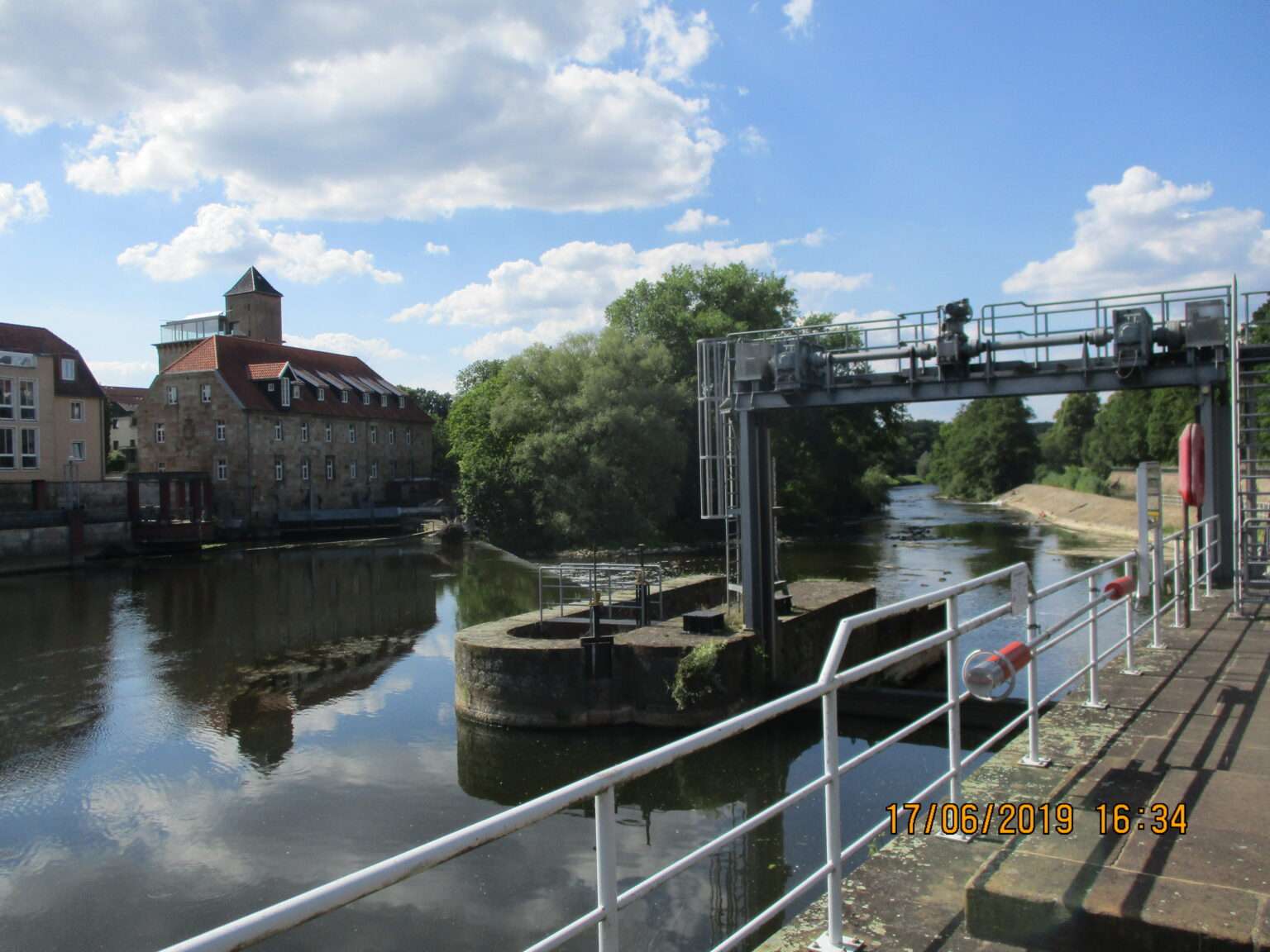 Am Emswehr Rheine starten geotechnische Untersuchungen für ein fischpassierbares Raugerinne. Was geplant ist, wann gesperrt wird und was das für Rheine bedeutet.