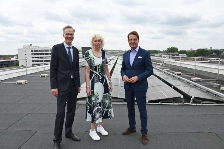 Die Bezirksregierung Münster will bis 2030 klimaneutral werden. Das neue Klimaschutzkonzept setzt auf Energieeffizienz, E-Mobilität und Biodiversität.