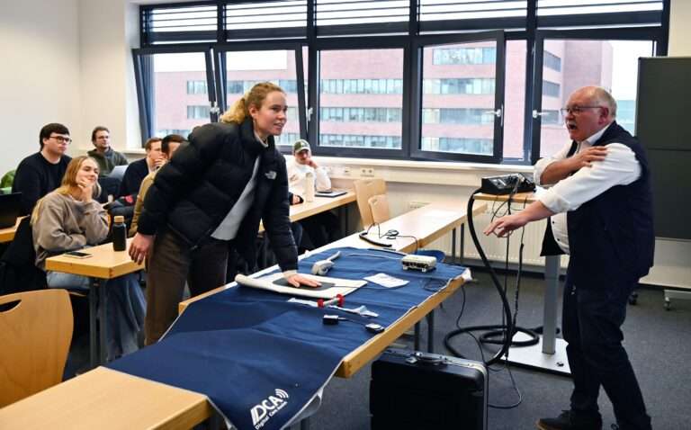 Das Start-up GigaSysTec aus Münster entwickelt smarte Sensormatten für die Pflege. Studierende der FH Münster erarbeiteten die Markteintrittsstrategie – mit großem Potenzial für Pflegekräfte und Angehörige.