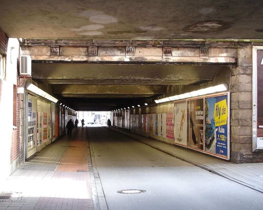 Im Hamburger Tunnel in Münster wird wegen Leitungsarbeiten der Platz knapp. Was jetzt gilt, welche Regeln für Räder und E-Scooter greifen und wie die Stadt den Tunnel neu gestalten will.