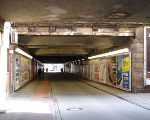 Im Hamburger Tunnel in Münster wird wegen Leitungsarbeiten der Platz knapp. Was jetzt gilt, welche Regeln für Räder und E-Scooter greifen und wie die Stadt den Tunnel neu gestalten will.