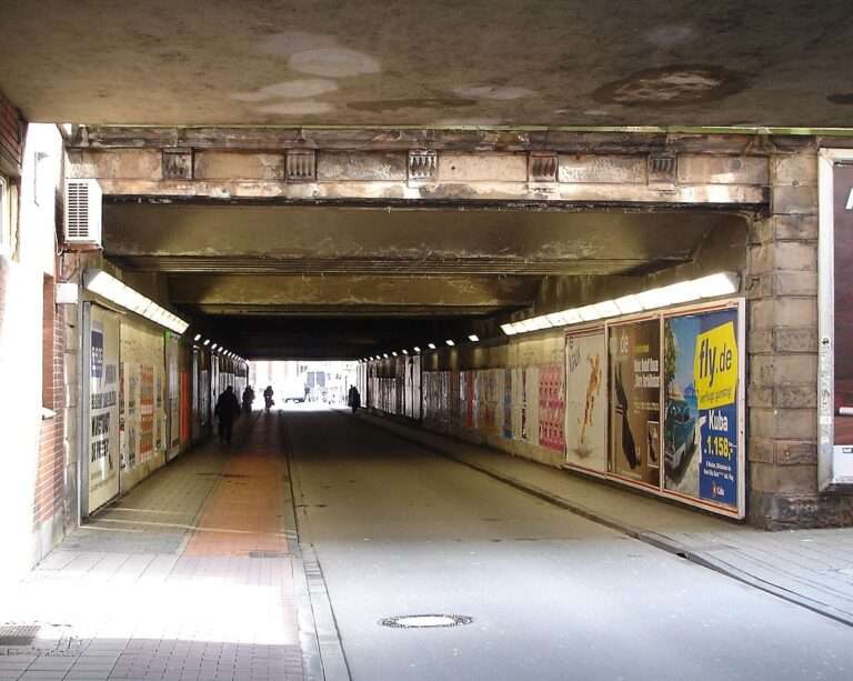 Im Hamburger Tunnel in Münster wird wegen Leitungsarbeiten der Platz knapp. Was jetzt gilt, welche Regeln für Räder und E-Scooter greifen und wie die Stadt den Tunnel neu gestalten will.