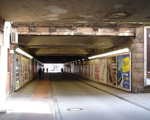 Im Hamburger Tunnel in Münster wird wegen Leitungsarbeiten der Platz knapp. Was jetzt gilt, welche Regeln für Räder und E-Scooter greifen und wie die Stadt den Tunnel neu gestalten will.