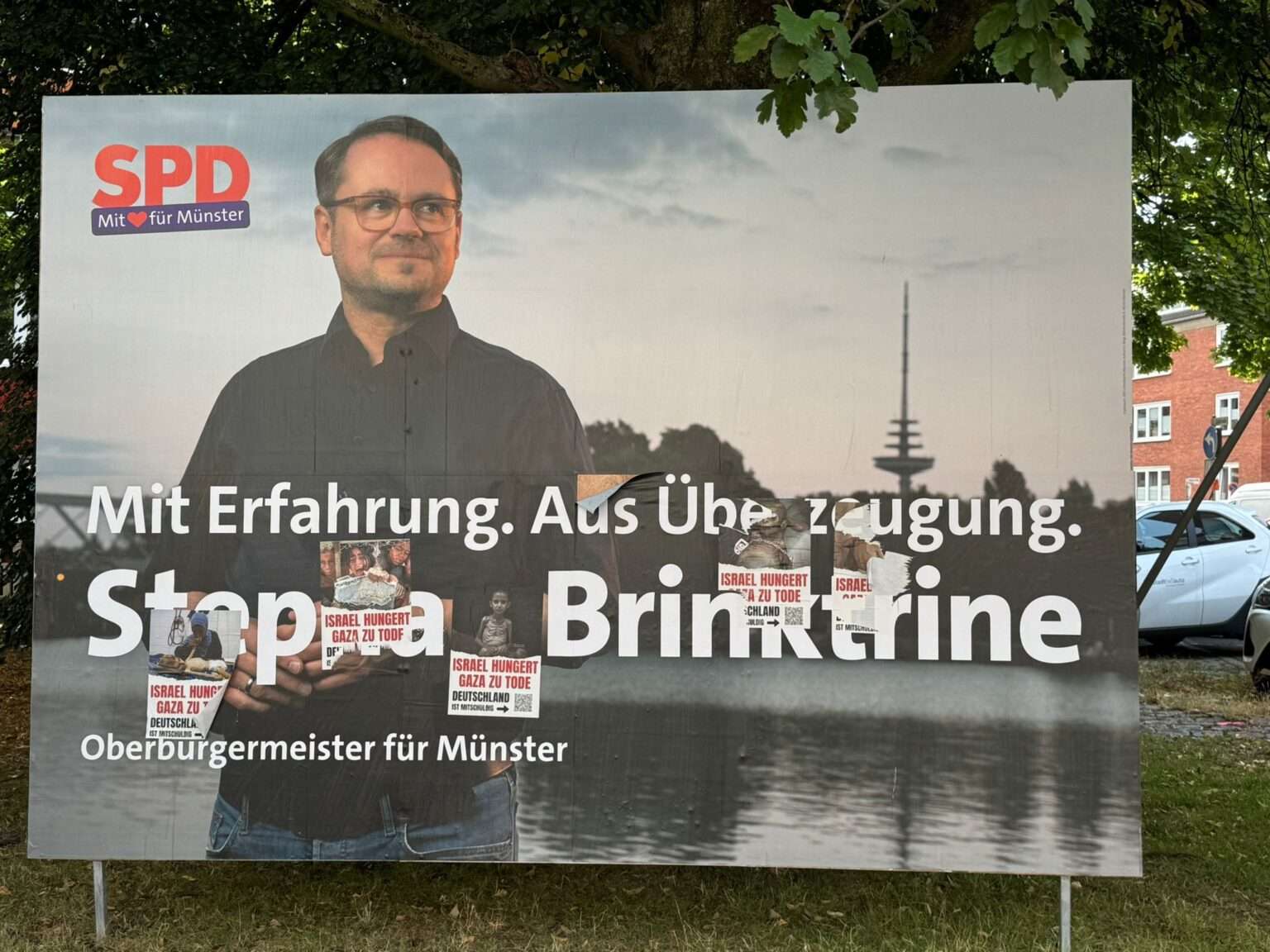 Wahlplakate in Münster erneut beschädigt: Die IDL kritisiert die „Free Gaza“-Graffiti als Angriff auf die Demokratie.