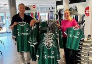 Die Nachfrage bei Preußen Münster ist zum Saisonstart 2025 besonders hoch. Was im Laden am besten läuft – und was Händlerin Alisa Pieper beobachtet.