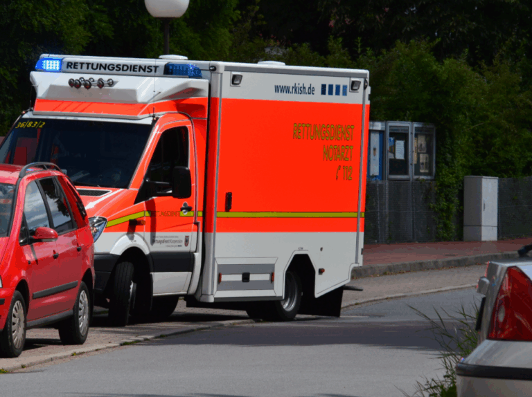 Schwerer Unfall in Haltern am See: Zwei Autos prallen auf dem Bossendorfer Damm frontal zusammen. Sieben Verletzte, mehrere schwer. Zubringer Marl-Nord laut Polizei bis mindestens 21 Uhr gesperrt. Updates folgen.