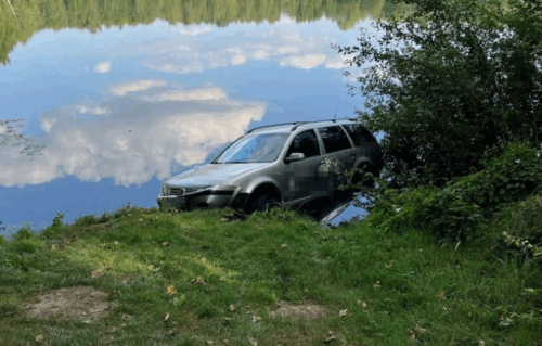 Dülmen-Börnste: Auto im Teich, zwei Männer alkoholisiert beschuldigen sich