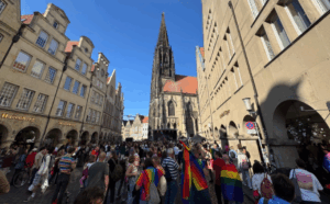 Beim Christopher Street Day 2025 in Münster gingen laut Veranstalter rund 10.000 Menschen für Vielfalt und Akzeptanz auf die Straße.