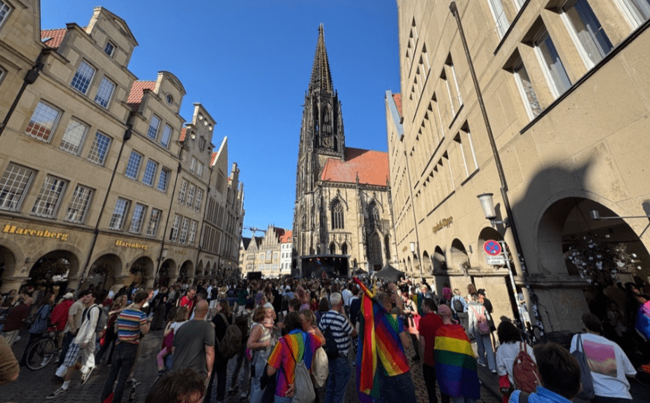 Beim Christopher Street Day 2025 in Münster gingen laut Veranstalter rund 10.000 Menschen für Vielfalt und Akzeptanz auf die Straße.