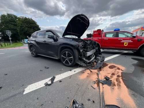 Drei Menschen wurden beim Unfall auf der B474 bei Seppenrade verletzt. Die Straße war stundenlang gesperrt, Feuerwehr und Polizei im Einsatz.