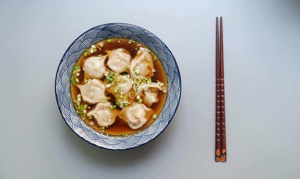 Fünf Orte, an denen du die besten Dumplings in Münster findest – von Streetfood bis Running Sushi, mit Gyoza, Vielfalt und Atmosphäre.