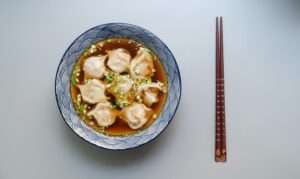 Fünf Orte, an denen du die besten Dumplings in Münster findest – von Streetfood bis Running Sushi, mit Gyoza, Vielfalt und Atmosphäre.