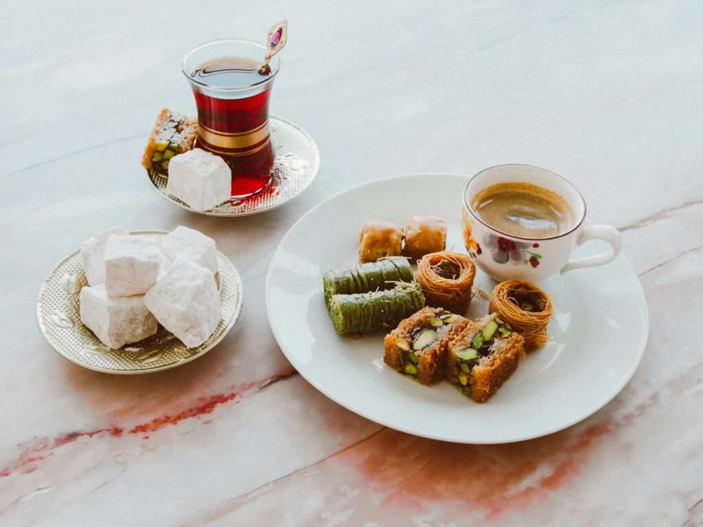 Fünf Orte für arabische Süßspeisen in Münster: Von Baklava bis Künefe – hier treffen Tradition und Genuss auf Vielfalt.