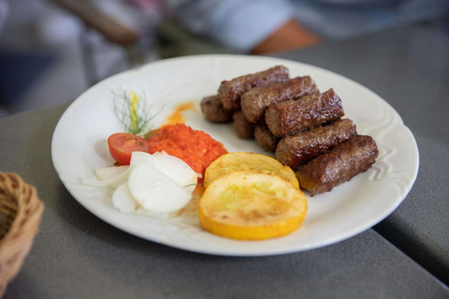 Unsere fünf Favoriten unter den Balkan-Restaurants in Münster: Ćevapčići, Pljeskavica und gegrillte Vielfalt in herzlichem Ambiente.