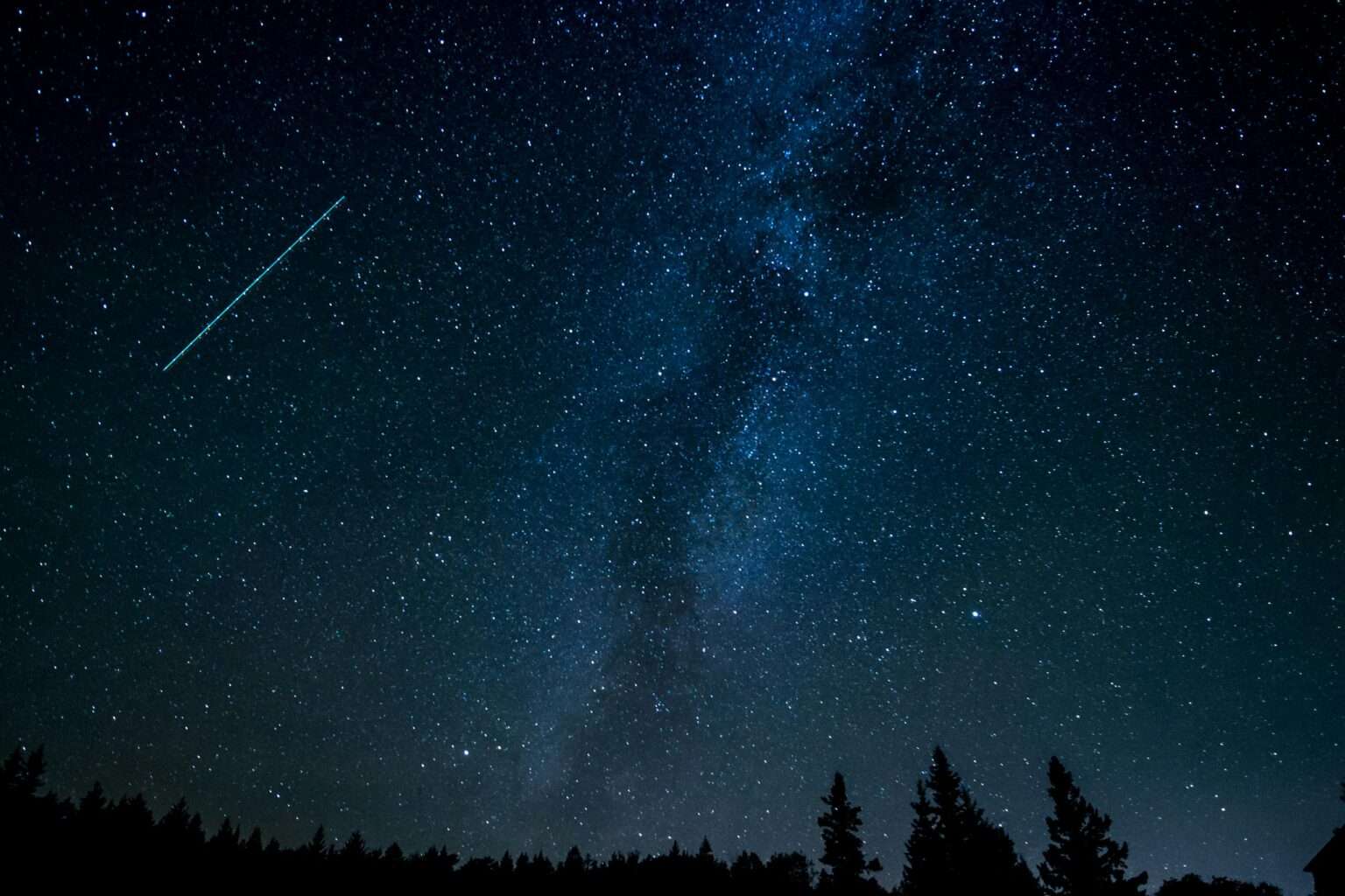 Die Perseiden in Münster bieten 2025 trotz hellem Mond ein Himmelserlebnis. Ihren Höhepunkt erreichen sie in den Nächten 12./13. und 13./14. August. Das offizielle Maximum fällt auf die Nacht zum 13. August. Der Mond ist stark beleuchtet und blendet schwache Meteore. Dadurch sinkt die sichtbare Rate deutlich. Dennoch bleiben helle Sternschnuppen gut erkennbar. Plane Geduld und längere Beobachtungszeiten ein. Ideal sind Zeitfenster zwischen 23:00 und 03:30 Uhr. Dann steht der Radiant höher über dem Horizont. Suche dir einen dunklen Standort mit freiem Blick. So steigen die Chancen auf regelmäßige Himmelsbesuche. Perseiden in Münster: Termine, Mond und Erwartungen Der Mond leuchtet zu etwa 85 bis 90 Prozent. Sein Licht wäscht viele schwächere Meteore aus. Realistisch sind rund drei bis fünf Sternschnuppen pro Stunde. Die Rate schwankt je nach Standort deutlich. Später in der Nacht steigen die Chancen weiter an. Warme, klare Luftschichten helfen zusätzlich. Richte den Blick von der Mondseite weg. So verbessert sich der Kontrast spürbar. Halte die Erwartungen dennoch realistisch. Die Show lebt 2025 vor allem von hellen, kurzen Spuren. Ursprung, Tempo und Leuchten der Meteore Die Perseiden stammen vom Kometen 109P/Swift-Tuttle. Winzige Staubteilchen treffen die Atmosphäre in hoher Geschwindigkeit. Etwa 60 Kilometer pro Sekunde sind typisch. Das entspricht rund 216.000 Kilometern pro Stunde. Leuchten tut nicht das Korn selbst. Es leuchtet die aufgeheizte Luft um das Teilchen. Diese Leuchtschicht sitzt in 80 bis 100 Kilometern Höhe. Der scheinbare Ausstrahlungspunkt liegt im Sternbild Perseus. Er dient zur Orientierung, nicht zur Pflichtblickrichtung. Entscheidend bleibt ein dunkler Himmelsbereich. Blickrichtung, Timing und Taktik vor Ort Nach Einbruch der Dunkelheit steigt Perseus im Nordosten auf. In der zweiten Nachthälfte steht er deutlich höher. Dann nehmen sichtbare Spuren spürbar zu. Lege dich entspannt hin und decke viel Himmel ab. Gönne deinen Augen 20 Minuten Dunkeladaption. Vermeide Handylicht und grelle Stirnlampen. Schaue bevorzugt weg vom Mond und nahe dem Zenit. So siehst du mehr Spuren im Blickfeld. Ferngläser und Teleskope sind hier hinderlich. Das freie Auge erfasst deutlich mehr Himmel. Gute Beobachtungsorte im Münsterland Stadtnähe bedeutet immer mehr Streulicht. Dennoch gibt es brauchbare Plätze. Die Aaseewiesen bei der Sentruper Höhe sind gut erreichbar. Ruhigere Ecken liefern oft bessere Sicht. Spürbar dunkler sind die Baumberge am Longinusturm. Suche dort Wiesenränder mit freiem Horizont. Meide helle Flächen und private Areale. Wer es noch dunkler mag, fährt in die Nordeifel. Offizielle Sternenblicke bieten dort ideale Bedingungen. Auch für die Perseiden in Münster lohnt sich dieser Ausflug. Die Anreise zahlt sich bei klarer Luft aus. Ausrüstung und Fotografie-Tipps für die Nacht Fürs Schauen brauchst du keine Spezialtechnik. Eine Liege, eine Matte und etwas Geduld genügen. Warme Kleidung und Snacks halten dich draußen. Für Fotos hilft ein Weitwinkelobjektiv auf Stativ. Setze auf lange Belichtungen und Serienaufnahmen. Mit hellem Mond wird das Fotografieren anspruchsvoller. Wähle daher kürzere Belichtungen und viele Versuche. Decke das Display ab und nutze einen Fernauslöser. So vermeidest du Vibrationen und Streulicht. Auch so lassen sich die Perseiden in Münster gut festhalten. Planetenparade und Ausblick auf 2026 Als Bonus stehen Venus und Jupiter auffällig nah beieinander. Der Anblick lohnt sich besonders am frühen Morgen. Ab dem 13. August entfernt sich die helle Venus wieder. Heb dir zudem Vorfreude auf das nächste Jahr auf. 2026 fällt das Maximum auf den Neumond. Gleichzeitig findet am 12. August eine Sonnenfinsternis statt. Dann sind deutlich mehr Meteore sichtbar. In dunklen Regionen sind bis zu 50 pro Stunde möglich. Das wird die Perseiden in Münster klar aufwerten.