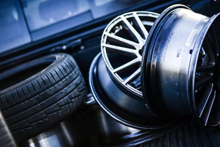 Ein Reifenplatzer auf der A1 bei Münster-Süd führte zu einem Unfall mit vier Verletzten, mehreren beschädigten Autos und einer Vollsperrung.