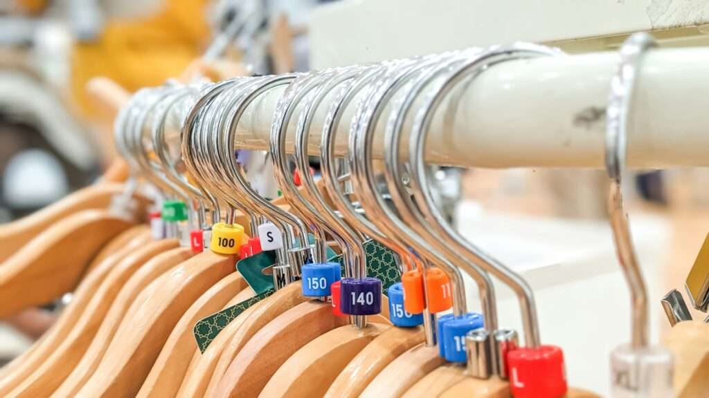 Madeleine Münster schließt: Die Traditionsboutique am Roggenmarkt verabschiedet sich zum 30. November 2025 mit einem großen Räumungsverkauf.