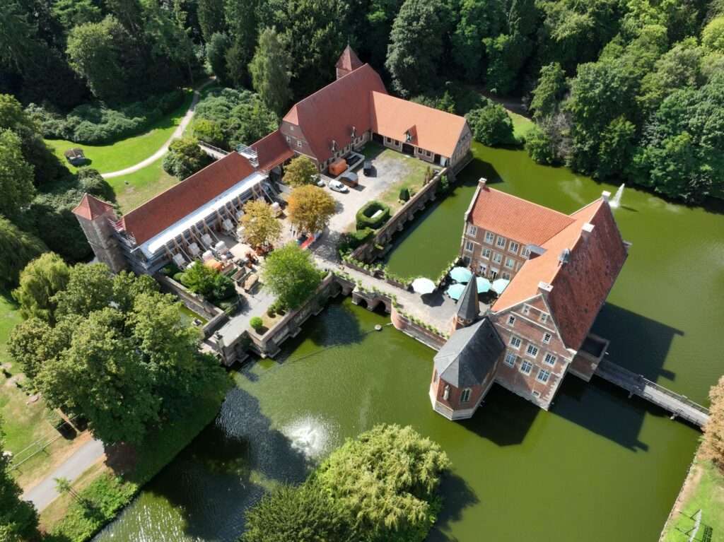 Archäologische Ausgrabungen auf Burg Hülshoff legen einen mittelalterlichen Keller frei. Neue Funde geben spannende Einblicke in die Geschichte der Wasserburg.