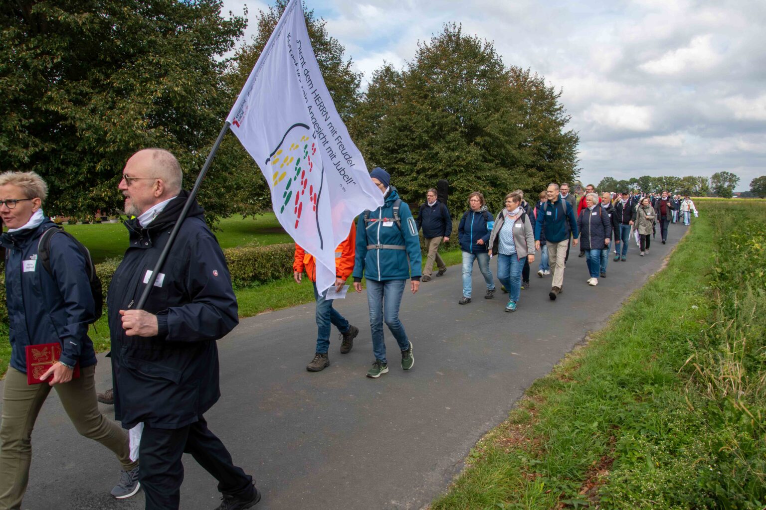 Rund 100 Küsterinnen und Küster aus dem Bistum Münster pilgern nach Kevelaer. Die Wallfahrt stärkt Gemeinschaft, Glauben und Wertschätzung ihres Dienstes.