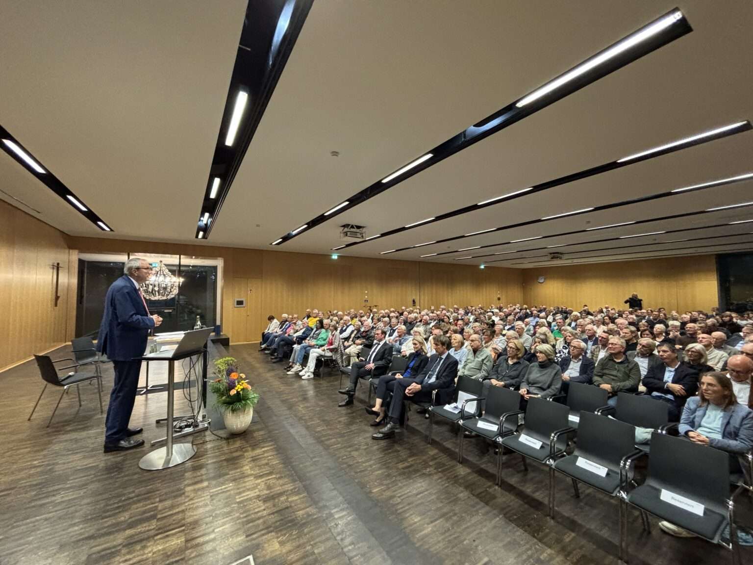 In Münster rief Andreas Voßkuhle zur Stärkung der Demokratie auf. Die Politik müsse Brücken zur stillen Mitte bauen