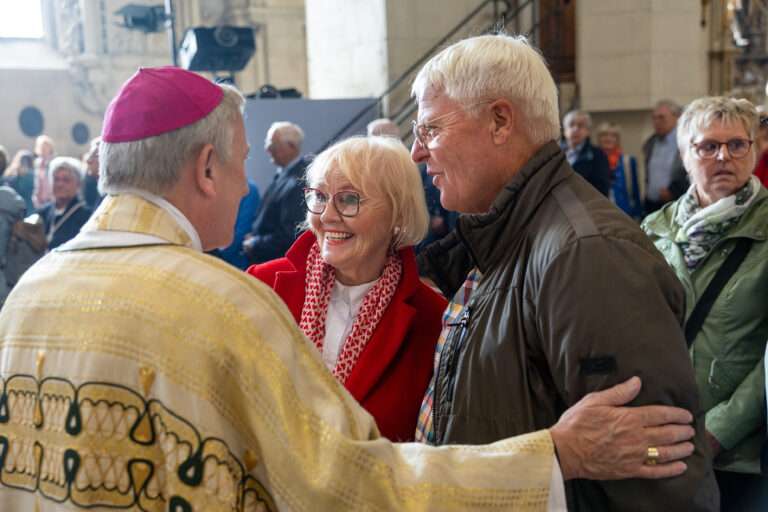 Im Paulusdom Münster feierten zahlreiche Paare ihr Ehejubiläum. Weihbischof Theising leitete den Dankgottesdienst und sprach den Jubilaren den Segen zu.