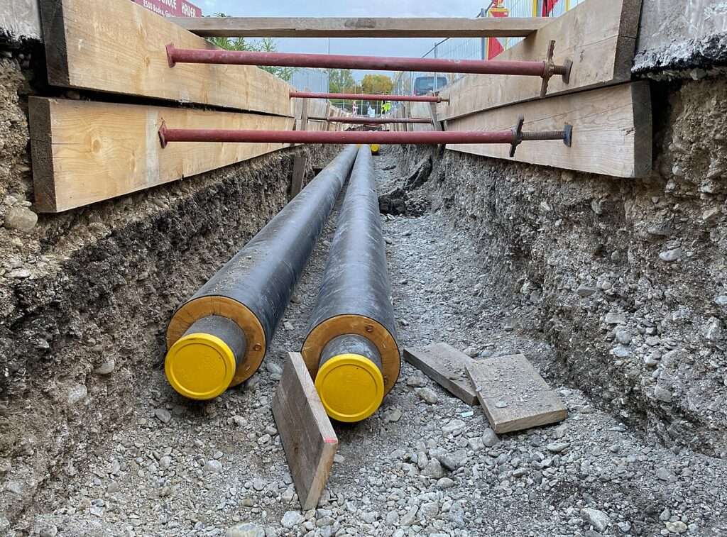 n Münster hat ein Wasserrohrbruch in der Aaseestadt 74 Haushalte betroffen. Ursache könnte eine alte 300er Transportleitung aus den 1950er Jahren sein. Reparatur bis Nachmittag erwartet.