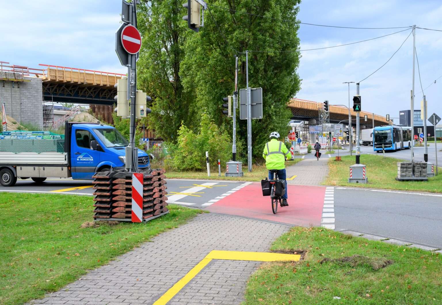 Neue Rechtsabbiegerampeln an der Spinne Münster sollen Rad- und Fußverkehr dauerhaft schützen. Umbauarbeiten laufen bis Herbst 2025.