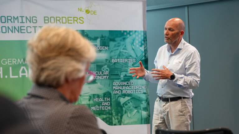 Beim Jahrestreffen des deutsch-niederländischen Technologie- und Innovationsnetzwerks TECH.LAND in Enschede informierte Hans Brouwers, Manager des TECH.LAND-Programms, über aktuelle Trends und Projekte aus Schlüsseltechnologien wie Batterieforschung, Wasserstoff oder digitaler Datenaustausch. ©SitaDeVries