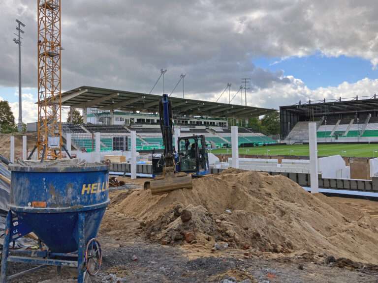 Blindgänger am LVM-Preußenstadion entdeckt: Eine 250-Kilo-Bombe muss entschärft werden. Evakuierungen, Sperrungen und Auswirkungen auf Bahn- und Straßenverkehr in Münster.